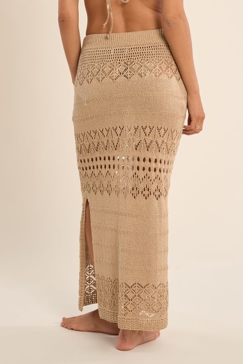 Falda larga, de crochet.