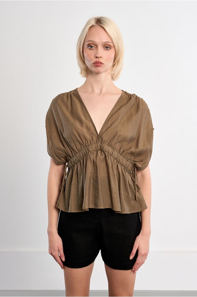 Top de manga corta murcielago, detalle lazada.