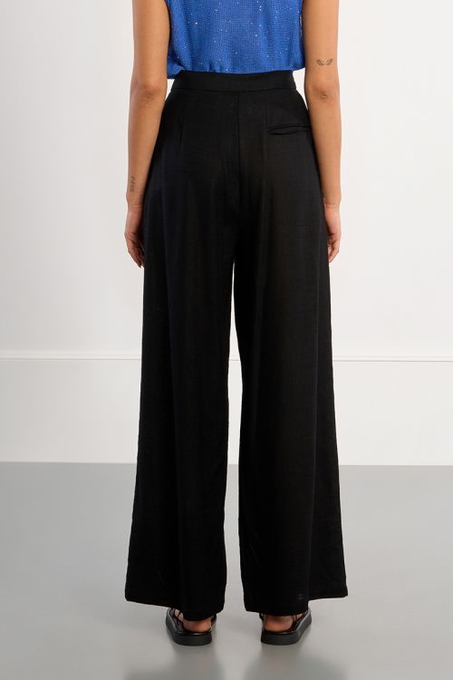Pantalón de mujer largo, detalle pliegues.