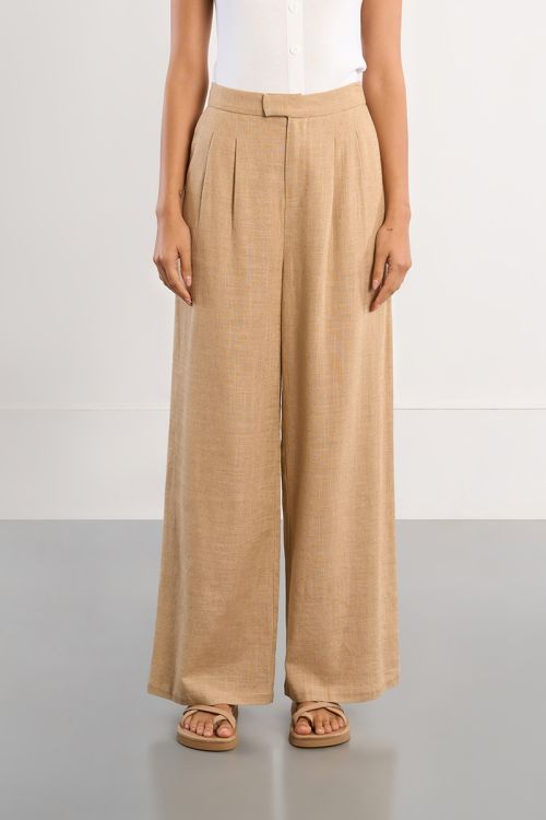 Pantalón de mujer largo, detalle pliegues.