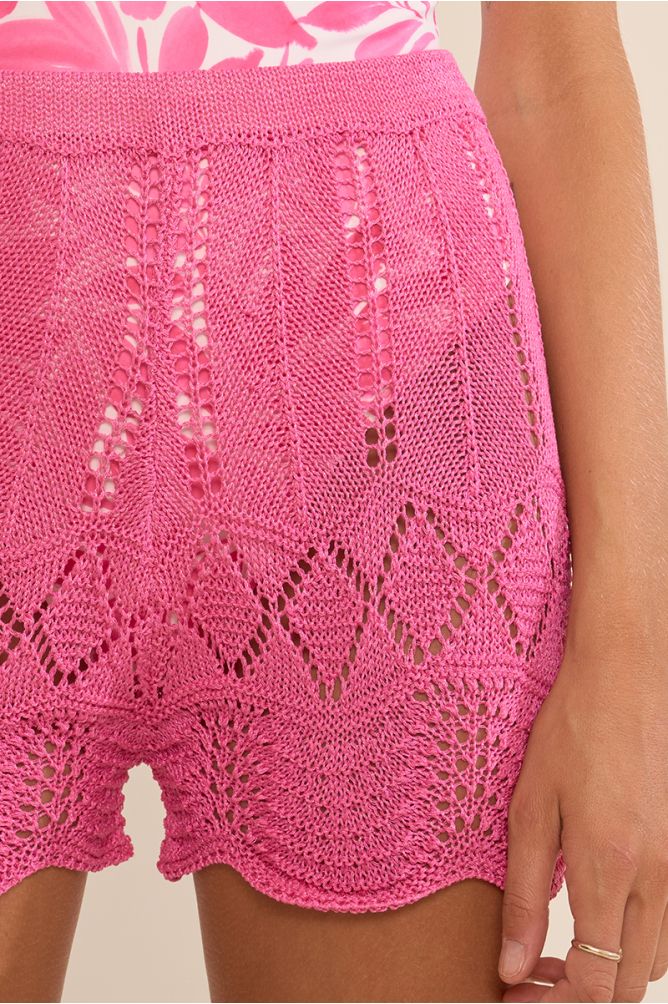 Short de mujer corto, de crochet.