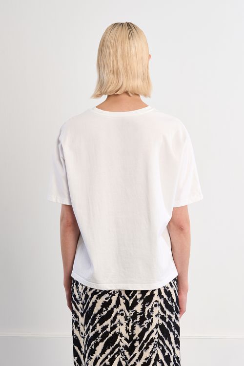 Camiseta de mujer de manga corta, con estampado frontal.