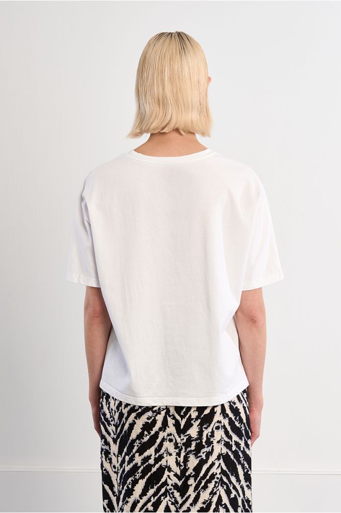 Camiseta de mujer de manga corta, con estampado frontal.