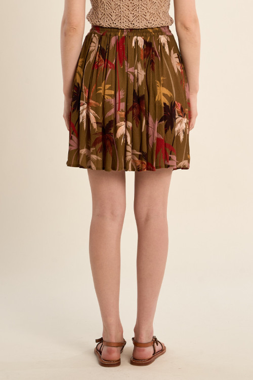 Falda corta, plisada, con estampado.
