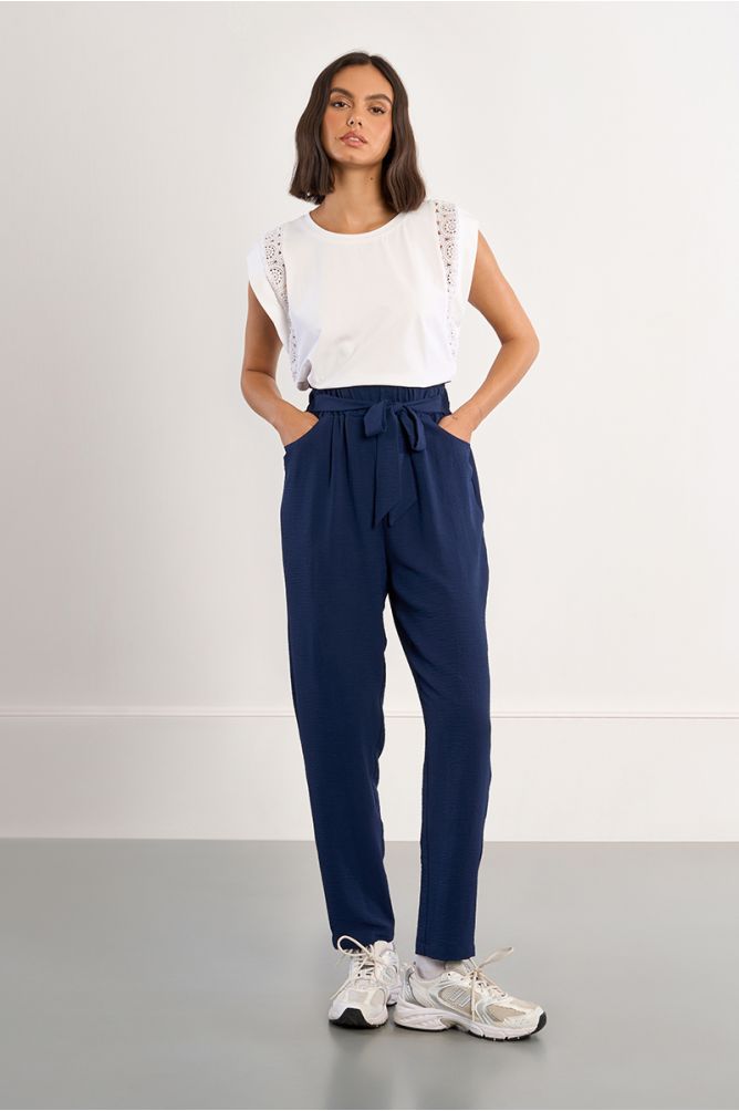 Pantalón de mujer tobillero, con lazada.