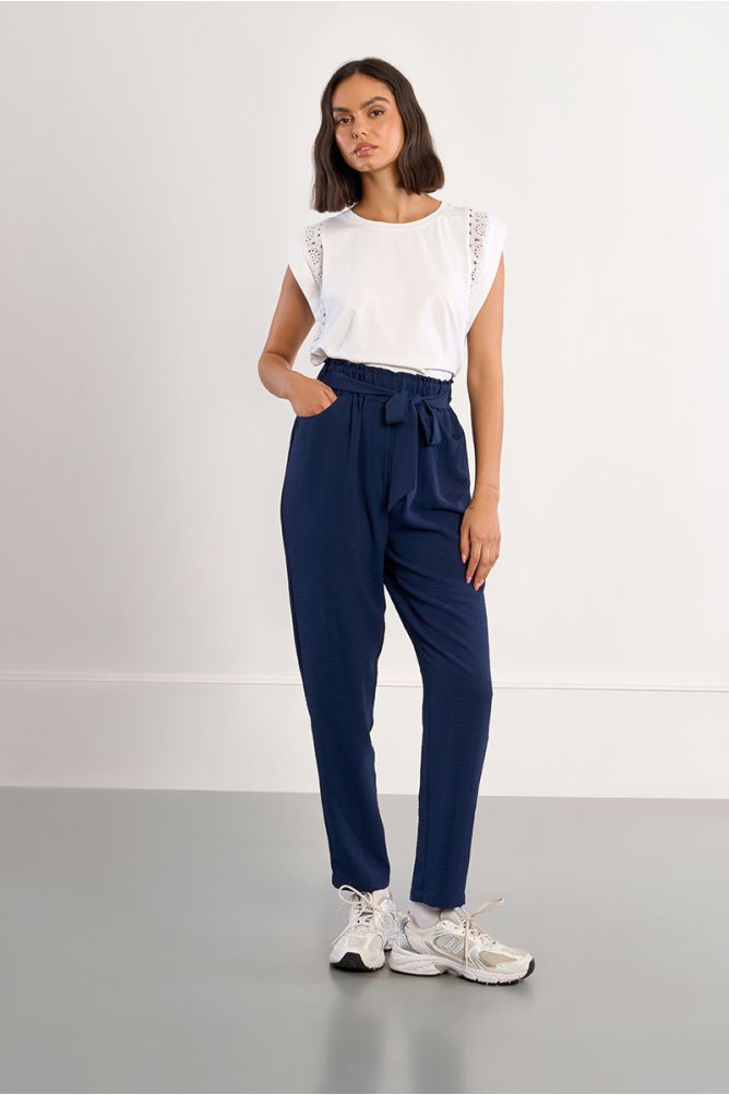 Pantalón de mujer tobillero, con lazada.