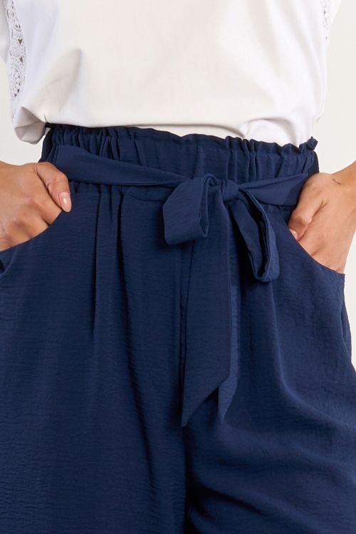 Pantalón de mujer tobillero, con lazada.