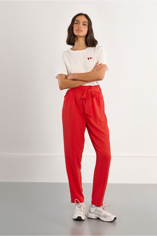 Pantalón de mujer tobillero, con lazada.