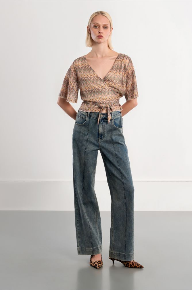 Top de mujer de manga corta, corte cruzado.
