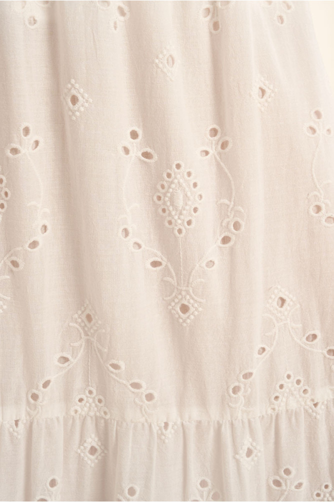 Falda larga, acanalada, con volante.