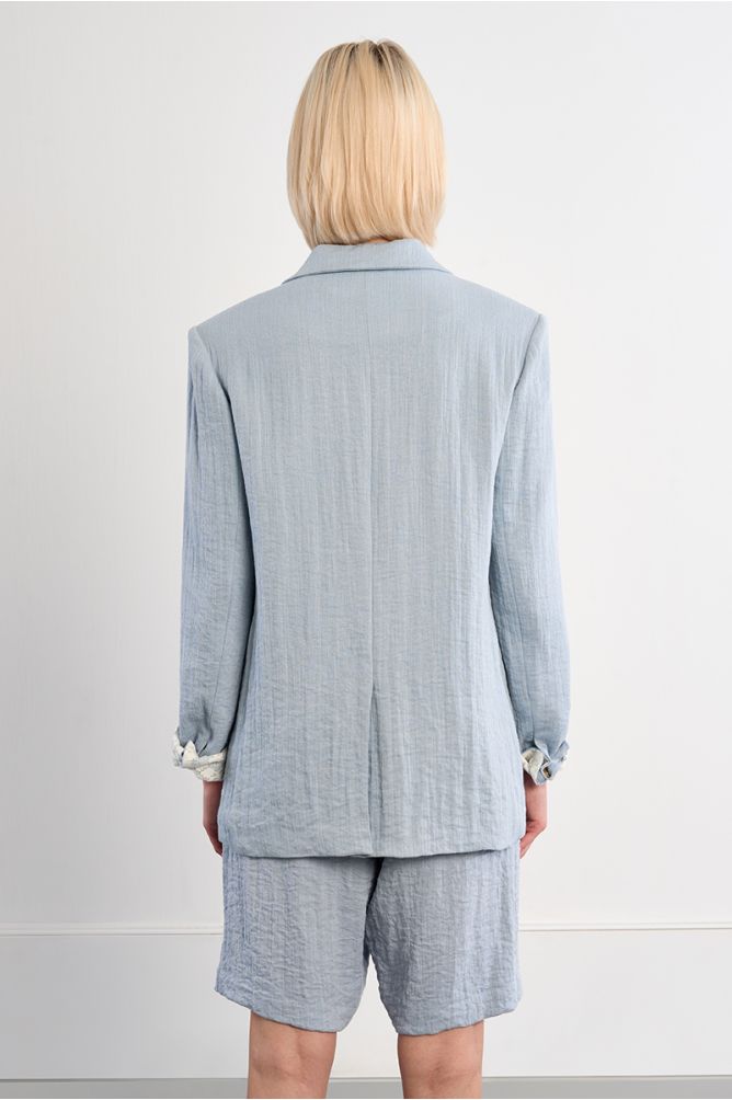 Blazer de mujer de manga larga, cuello y solapa.
