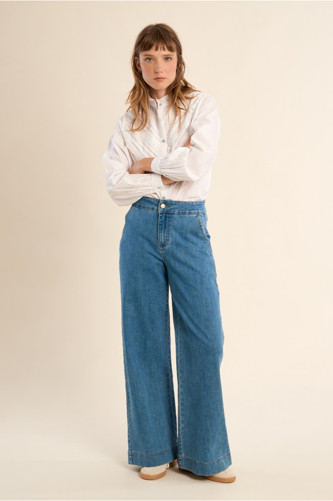 Pantalón de mujer largo, vaquero, perneras anchas.