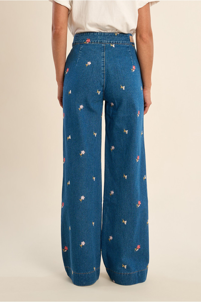 Pantalón de mujer largo, vaquero, perneras anchas.