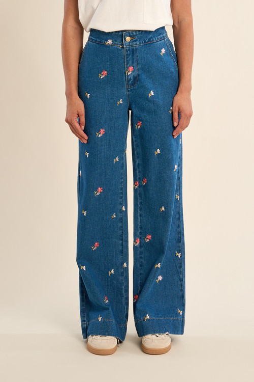 Pantalón de mujer largo, vaquero, perneras anchas.