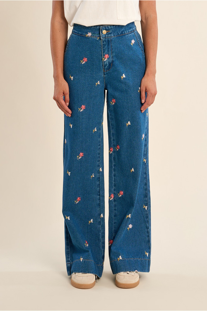 Pantalón de mujer largo, vaquero, perneras anchas.