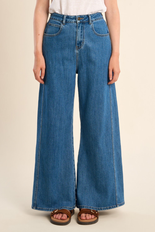 Pantalón de mujer vaquero, acampanado.