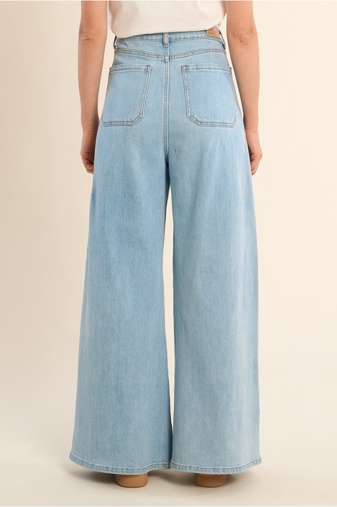 Pantalón de mujer vaquero, acampanado.