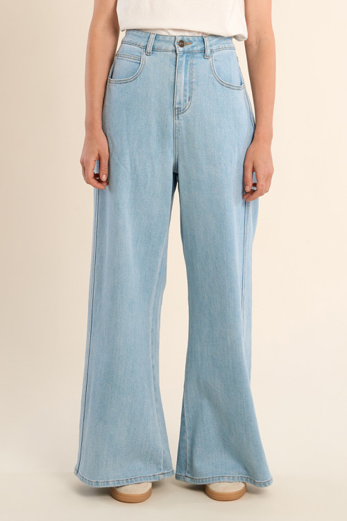Pantalón de mujer vaquero, acampanado.