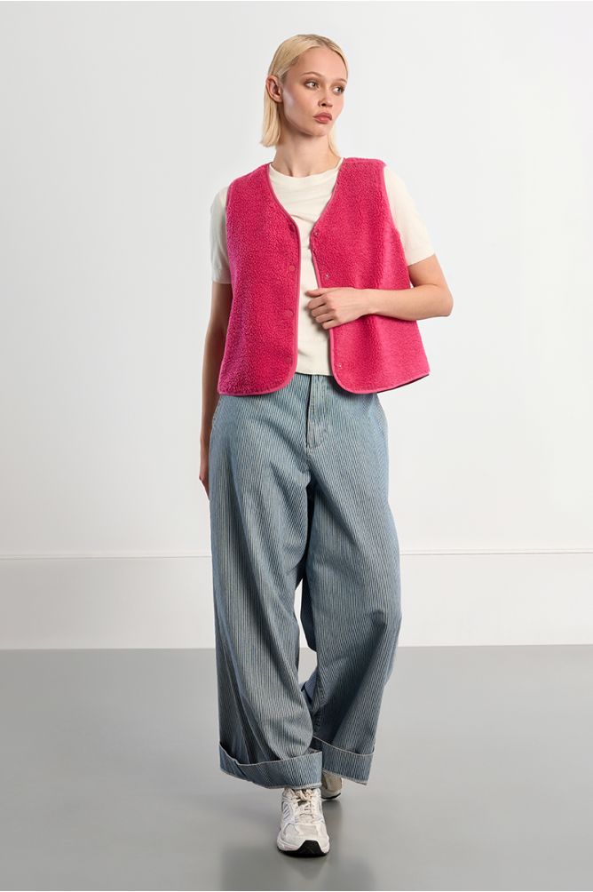 Short sleeveless jacket