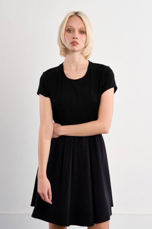 Vestido de manga corta, detalle pliegues.