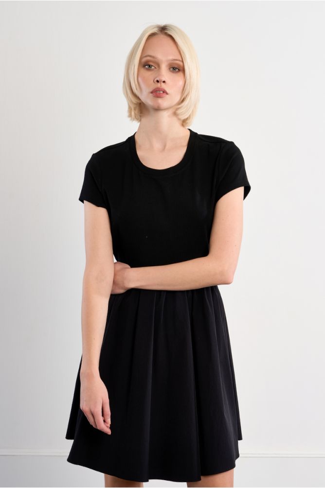 Vestido de manga corta, detalle pliegues.