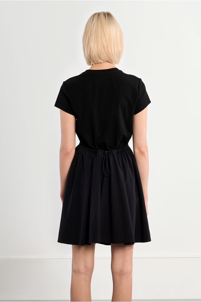 Vestido de manga corta, detalle pliegues.