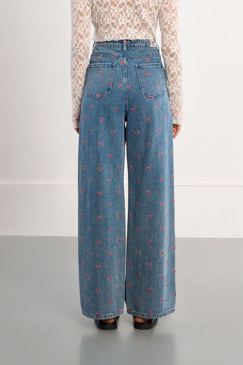 Pantalón de mujer vaquero, estampado corazones.