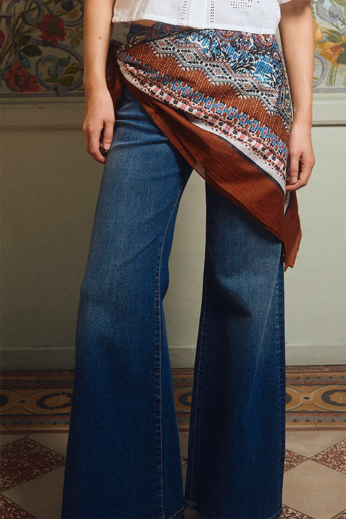 Pantalón de mujer largo, vaquero, acampanado.