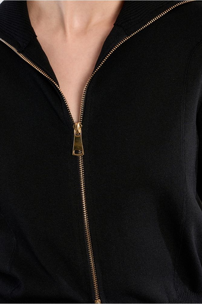 Chaqueta de mujer de manga larga, cuello muy alto.