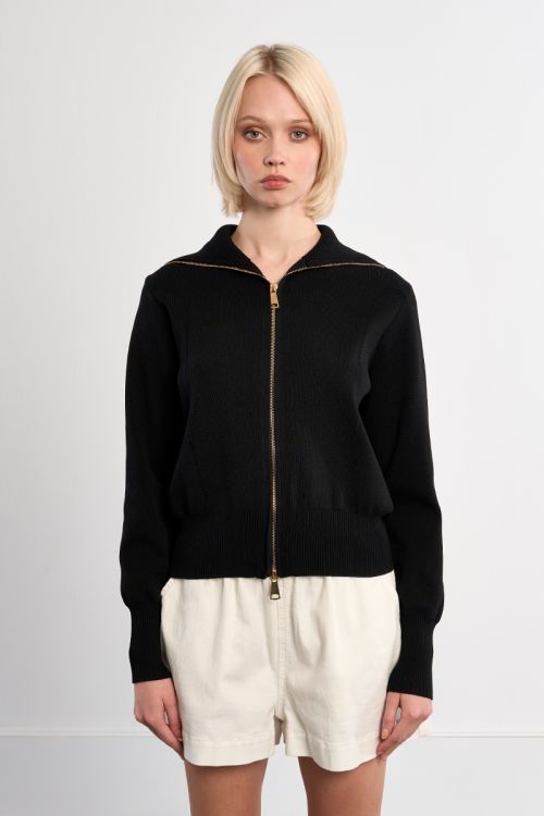 Chaqueta de mujer de manga larga, cuello muy alto.