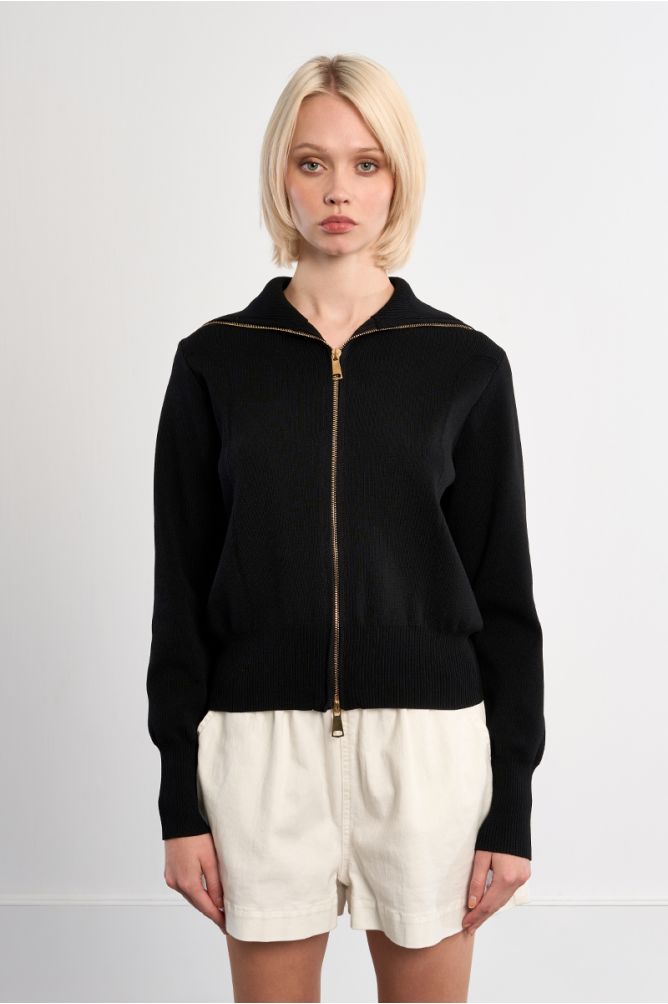 Chaqueta de mujer de manga larga, cuello muy alto.