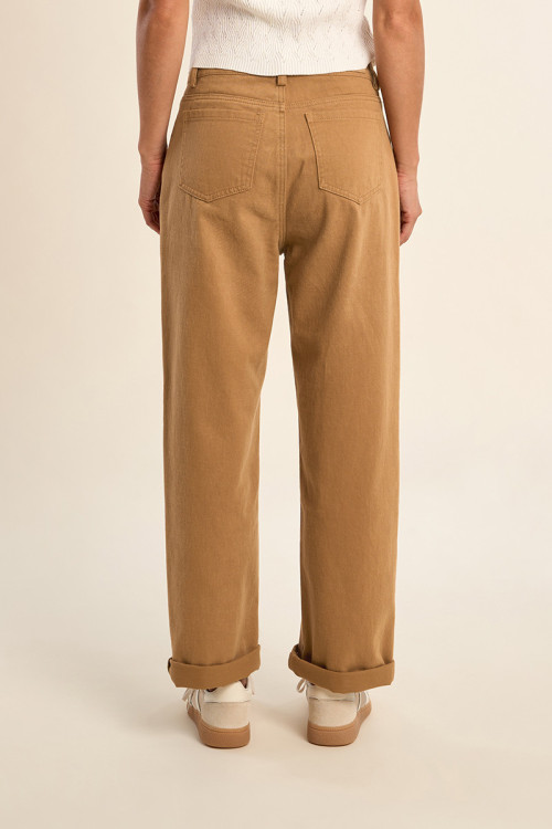 Pantalón de mujer tobillero, cinco bolsillos.