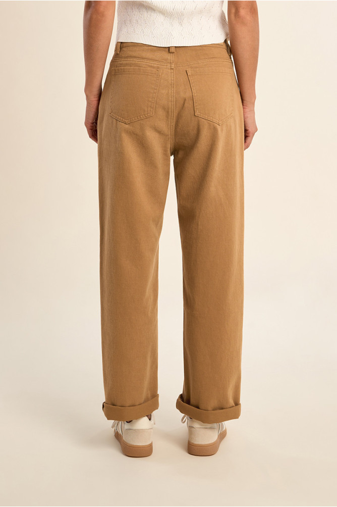 Pantalón de mujer tobillero, cinco bolsillos.