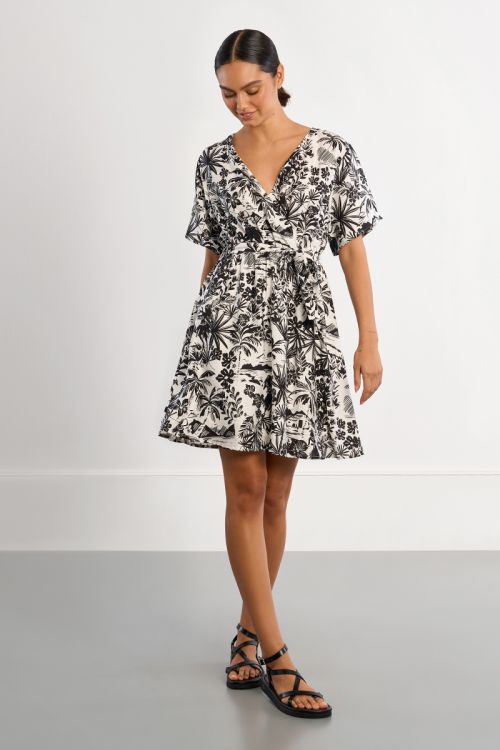 Vestido de manga corta, con lazada y estampado.
