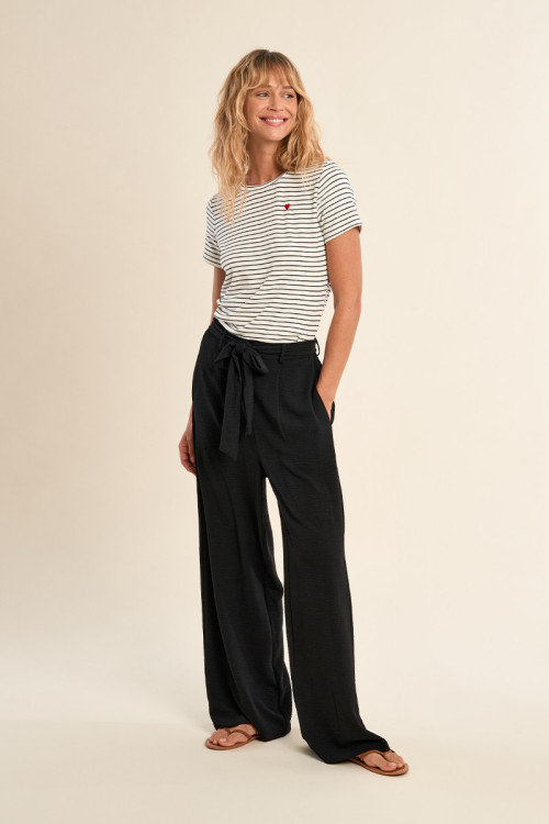 Pantalón de mujer largo, con lazada y pliegues.