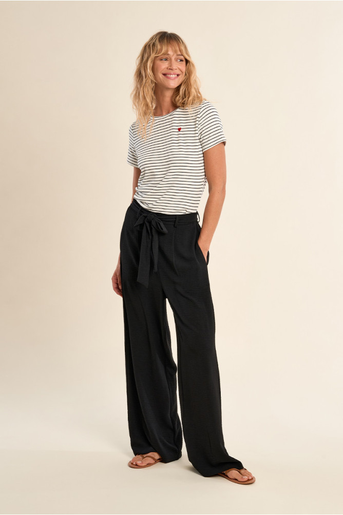 Pantalón de mujer largo, con lazada y pliegues.