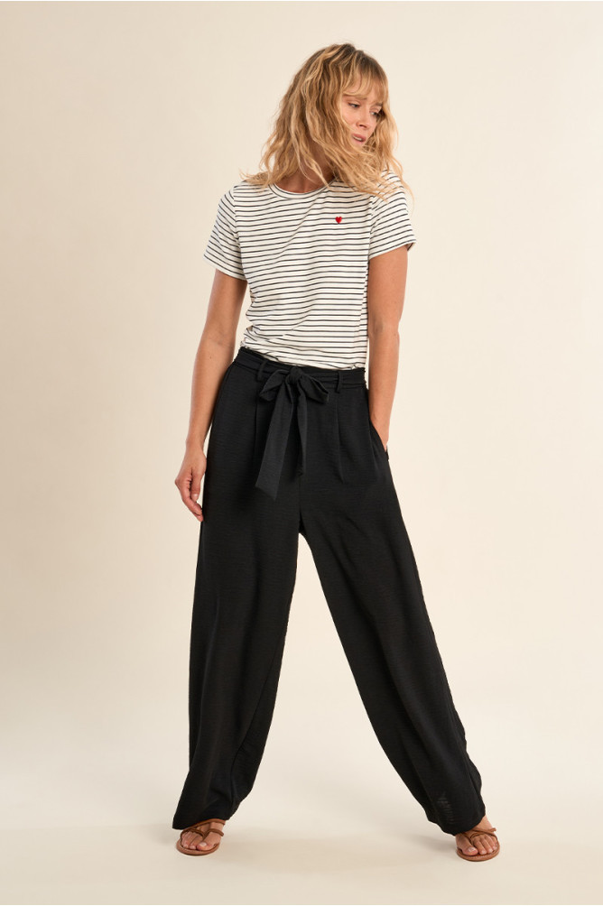Pantalón de mujer largo, con lazada y pliegues.