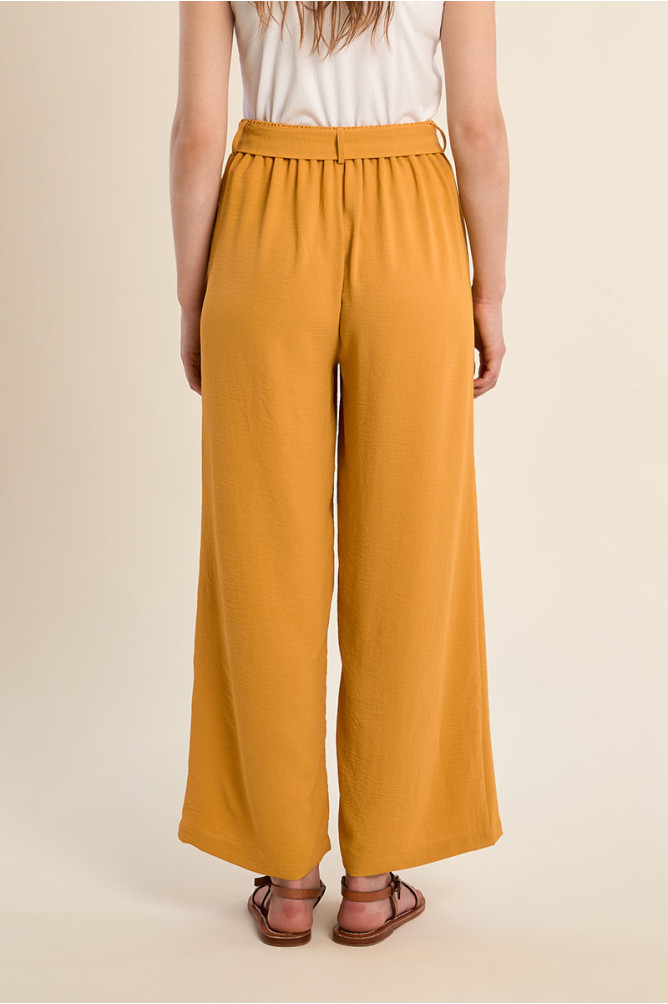 Pantalón de mujer largo, con lazada y pliegues.