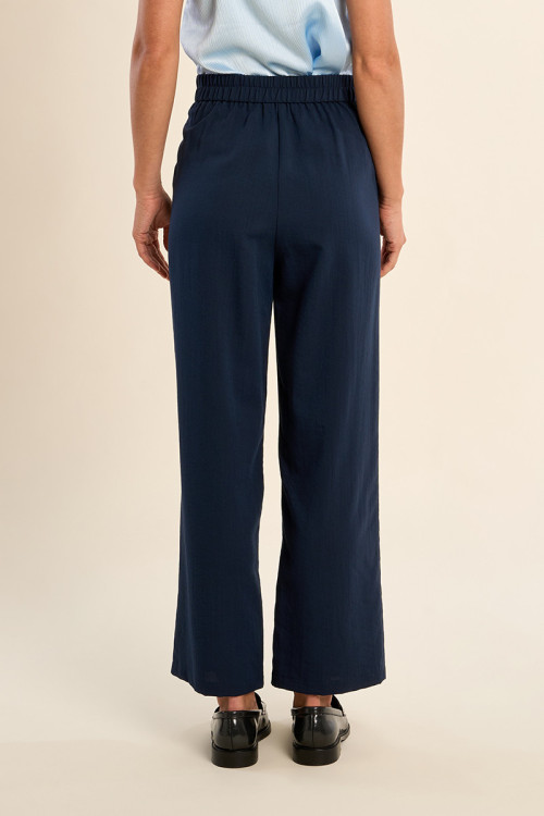 Straight, high-waisted trousers