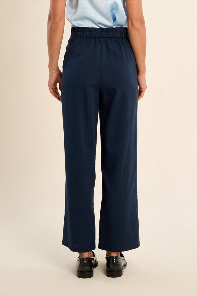 Pantalón de mujer tobillero, detalle pliegues.