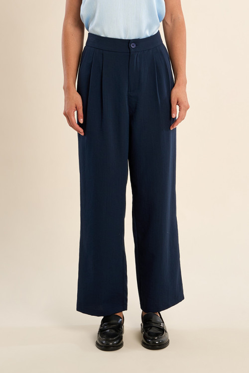 Straight, high-waisted trousers