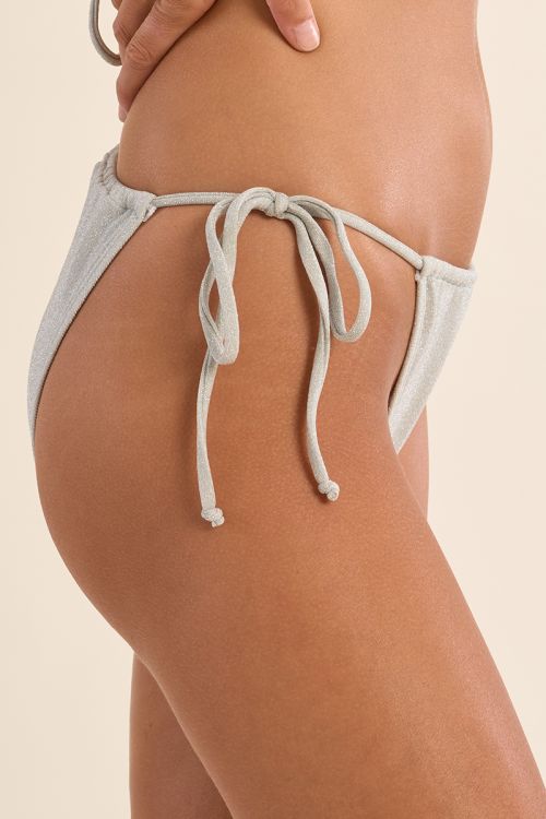 Braguita de bikini, en tejido brillante, con lazada.