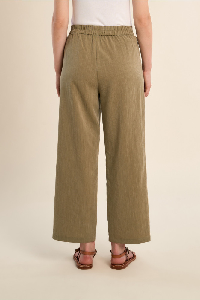 Straight, high-waisted trousers
