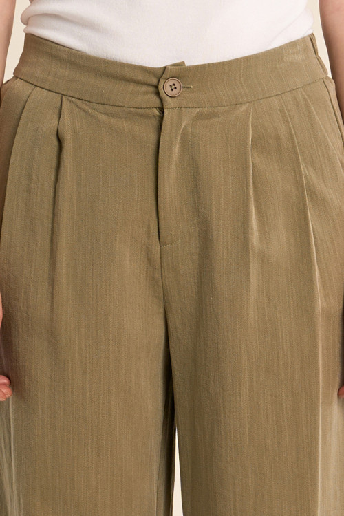 Straight, high-waisted trousers