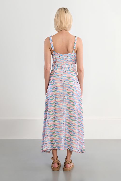 Vestido de mujer largo, de tirantes, con estampado.