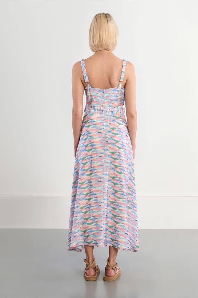 Vestido de mujer largo, de tirantes, con estampado.