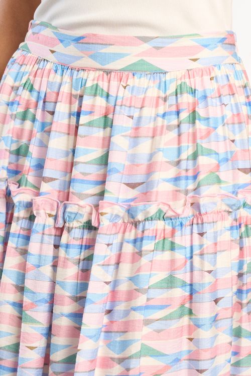 Falda larga, con estampado y volantes.