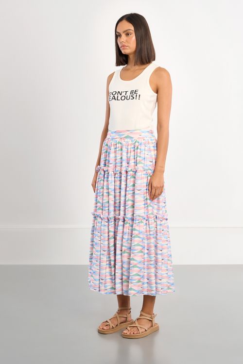 Falda larga, con estampado y volantes.