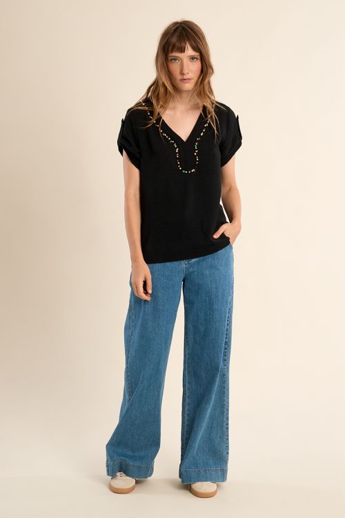 T-shirt with beaded collar