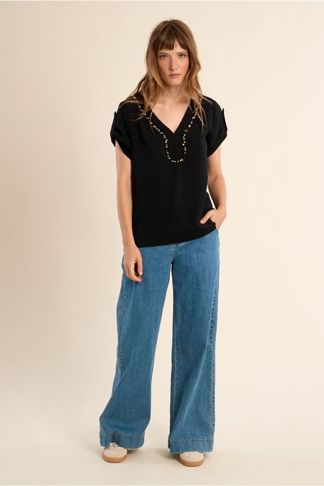 T-shirt with beaded collar